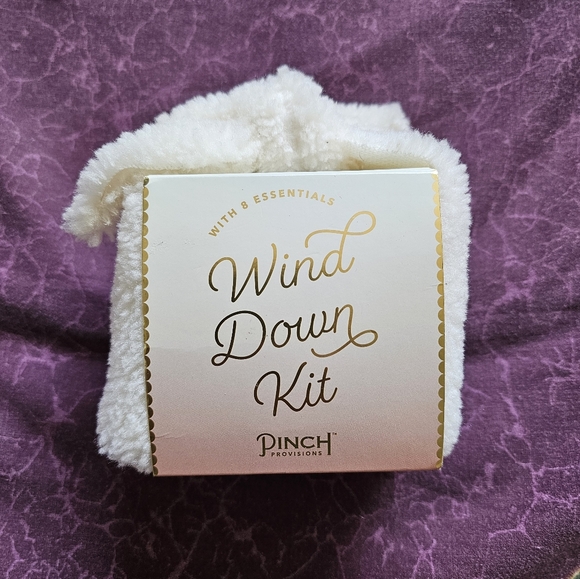 Wind Down Kit with 8 Essentials - Picture 1 of 4